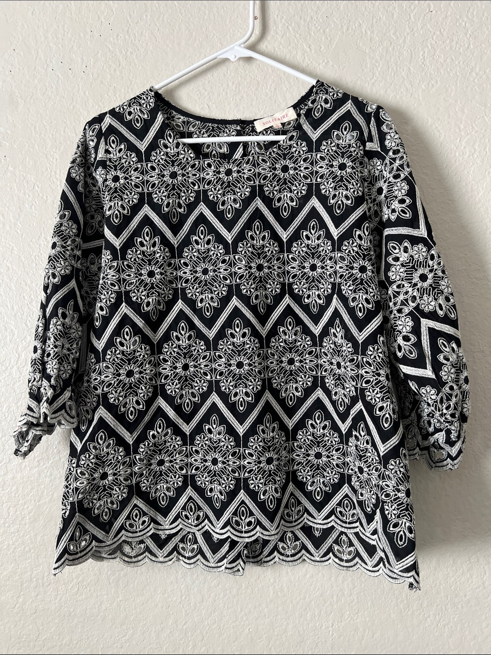 NWOT SOLITAIRE Embroidered Floral Pattern Cotton Blend Top Blk/Wht Size L